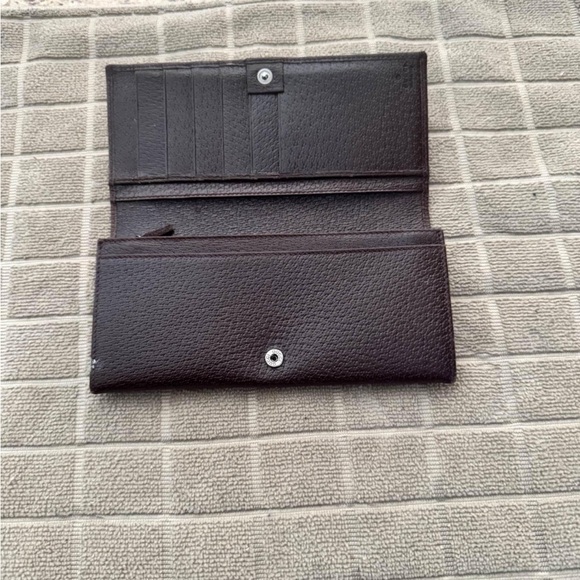 Gucci Women’s Wallet. Great condition! No damage - Picture 2 of 2